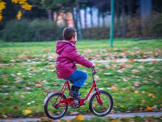 На Безыменского 8-летний велосипедист столкнулся с «Мерседесом»