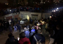 Как сообщает Telegram-канал Baza, жители Саратова проводят стихийный митинг, требуя выдать им убийцу 9-летней Лизы Киселевой, тело которой было обнаружено в гаражах одного из городских районов