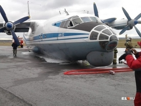 Из-за приземлившегося на "брюхо" самолета в Кольцово отменено 3 рейса