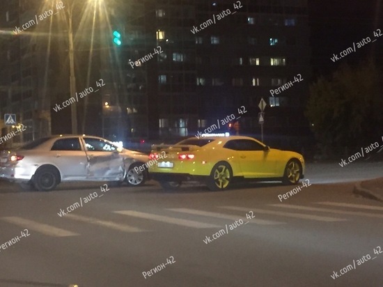 Легендарный спорткар Chevrolet Camaro попал в ДТП в Кемерове