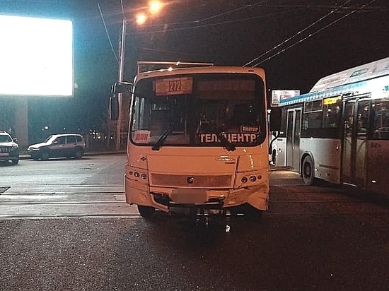 В Уфе внедорожник врезался в автобус: пострадала 58-летняя женщина