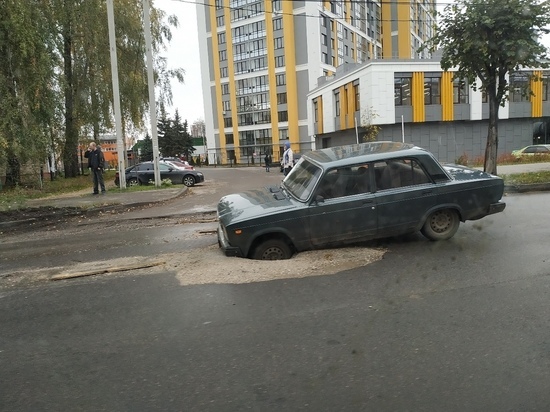 В Рязани на улице Чкалова «семерка» провалилась в яму