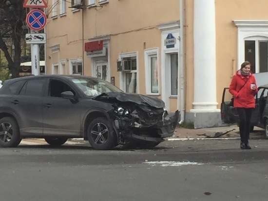 В центре Рязани «девятка» столкнулась с кроссовером, двое пострадали
