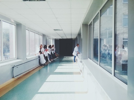 Раненный в шею пьяный пациент избил медсестер в Ленобласти