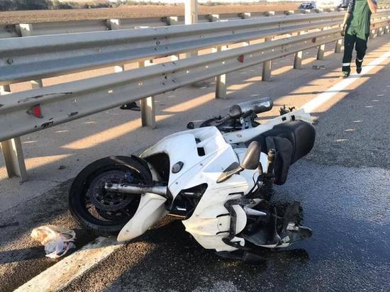 Пилот мотоцикла и его пассажирка пострадали в ДТП на трассе М-4