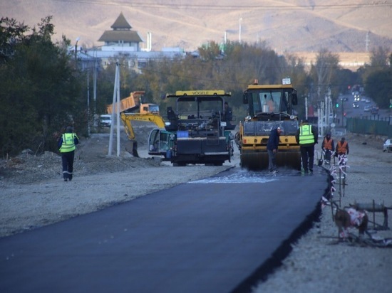 В Кызыле на улице Титова продолжается ремонт проезжей части