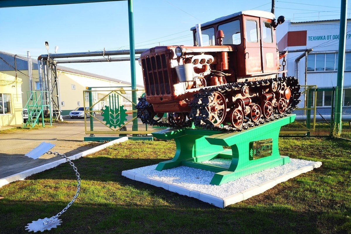 Памятник трактору появился в Кемерове - МК Кузбасс