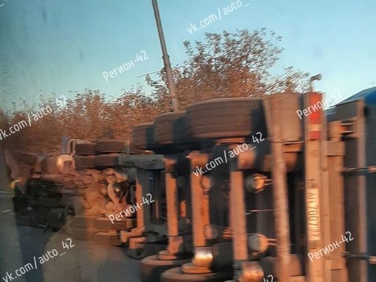 Грузовик с металлом опрокинулся в Новокузнецке