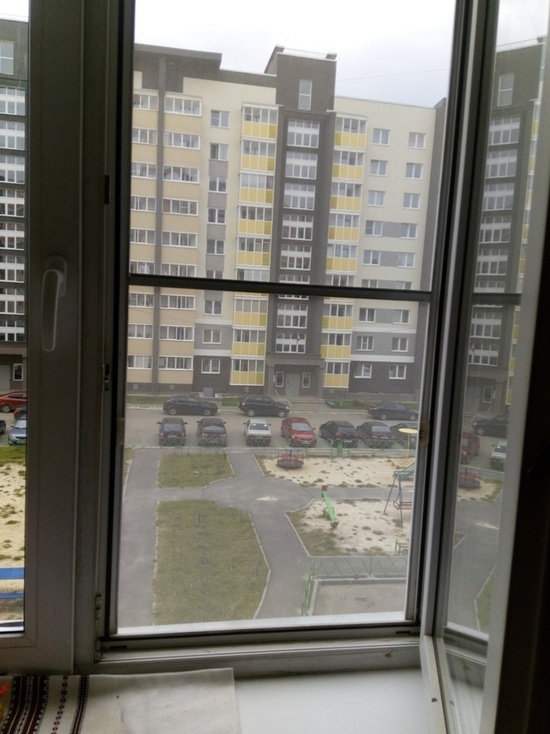 Малыш, выпавший из окна седьмого этажа в Магнитогорске, остался жив