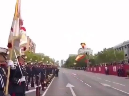 В Испании парашютист повис на фонарном столбе в ходе военного парада