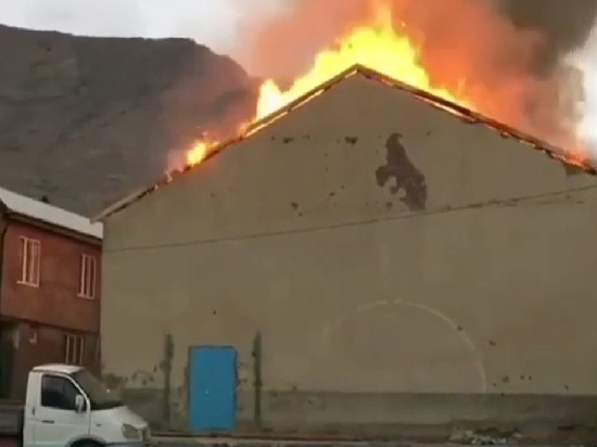 Пожар уничтожил вновь отремонтированный спортзал в дагестанском селе