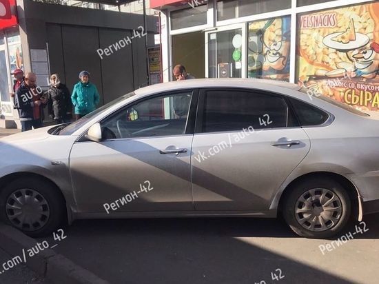 «Ниссан» столкнулся с маршруткой и врезался в остновку в Кемерове