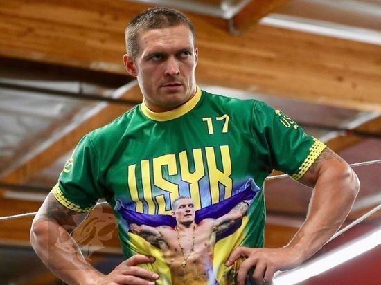 Украинский боксер Усик победил в первом бою в супертяжелом весе