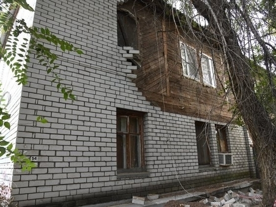 На юге Волгограда в аварийном доме осыпался фасад