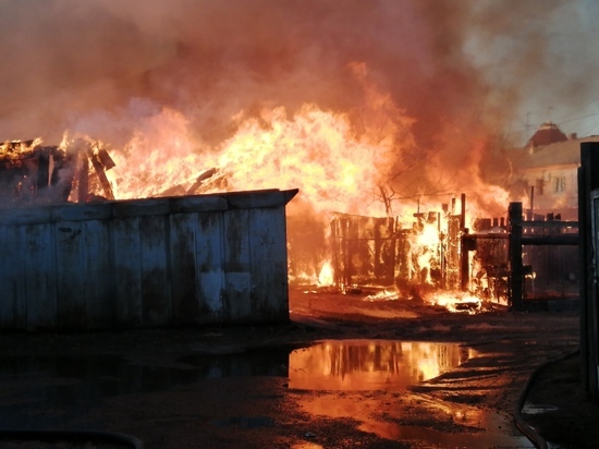 Большой пожар полыхает в центре Улан-Удэ