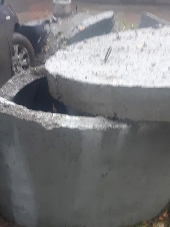 В Ижевске автомобилист врезался в бетонный коолодец