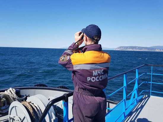 Хабаровские спасатели ищут людей с затонувшего катера