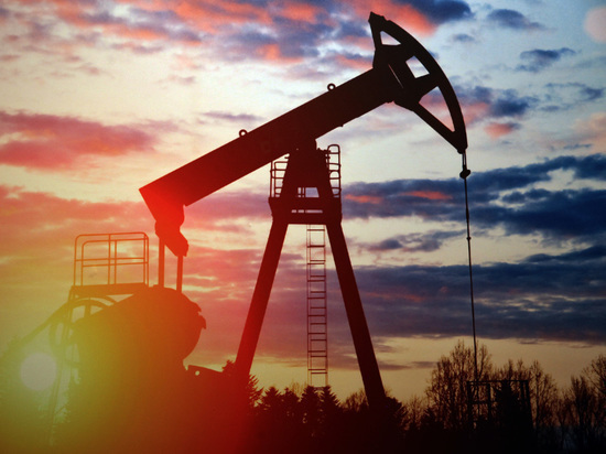 Цены на нефть падают в начале новой торговой недели