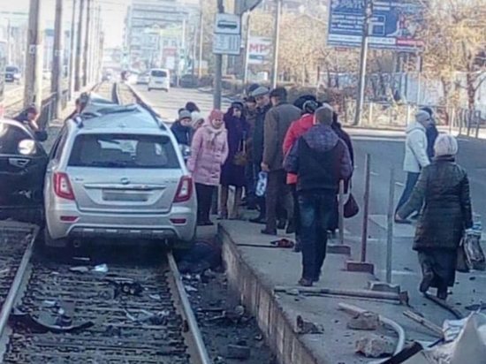 В Улан-Удэ автомобиль сбил несколько пешеходов на остановке