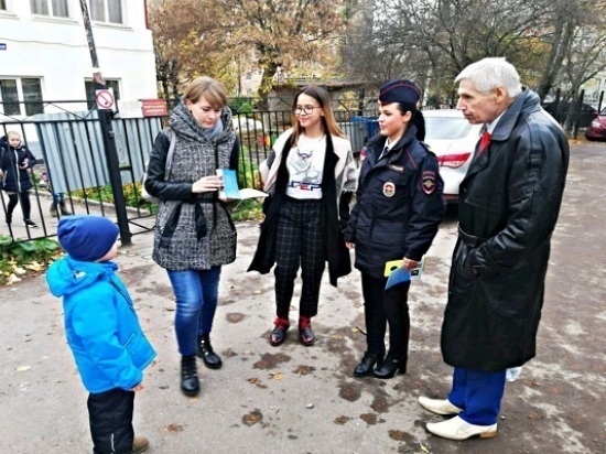 Сотрудники ОГИБДД «Серпуховское» совместно с активистами «Молодой Гвардии» и общественниками провели акцию «Безопасный двор».