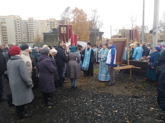 На пересечении Свободы и Новгородского в Архангельске проходит богослужение
