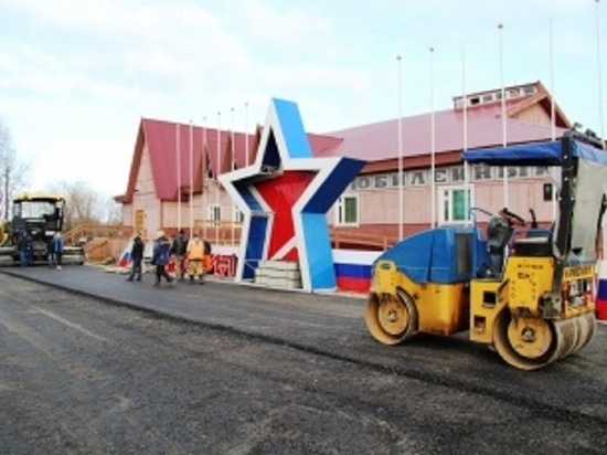 В Тарко-Сале ко Дню Победы отремонтировали площадь у ДК «Юбилейный»