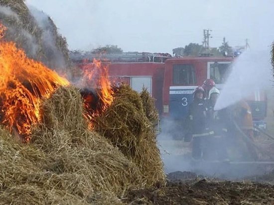 За 24 часа в Оренбургской области cгорели дом, постройки и сено