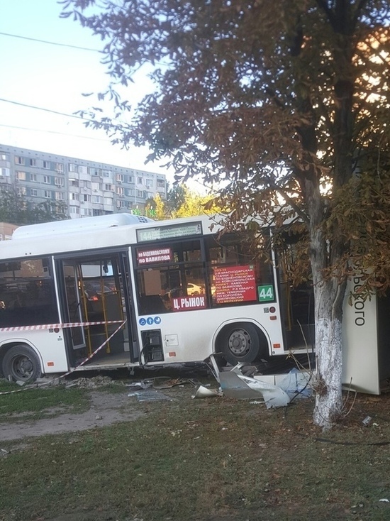 В Ростове водитель автобуса протаранил остановку: пострадал ребенок