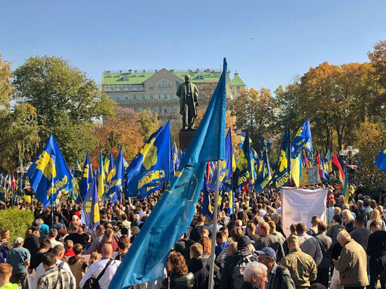 Националисты идут маршем по центру Киева