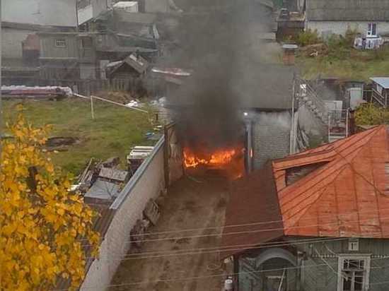 В Брянске во время пожара в автосервисе пострадали двое