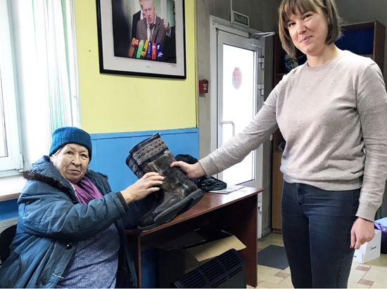 Зима близко: жириновцы в Улан-Удэ подарили бабушке с улицы унты