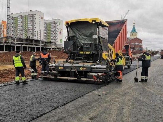 Кировские дорожники рассказали, почему асфальт на Попова укладывали в дождь
