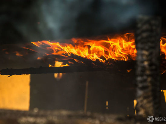 Семеро кемеровчан спаслись из загоревшихся утром двух частных домов