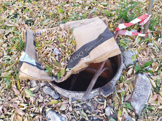 Опасный канализационный люк рядом с детской поликлиникой вызвал негодование кузбассовца