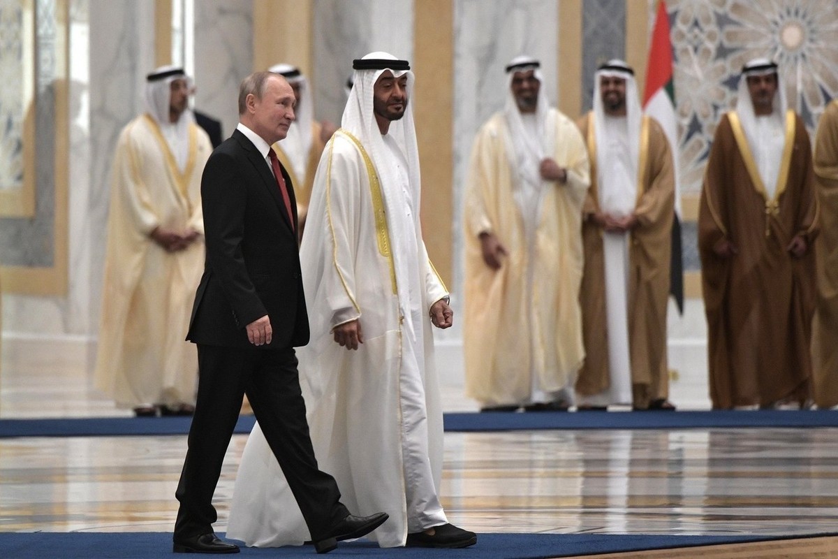 Делегация США собралась в ОАЭ за дешевой нефтью и за санкциями для России