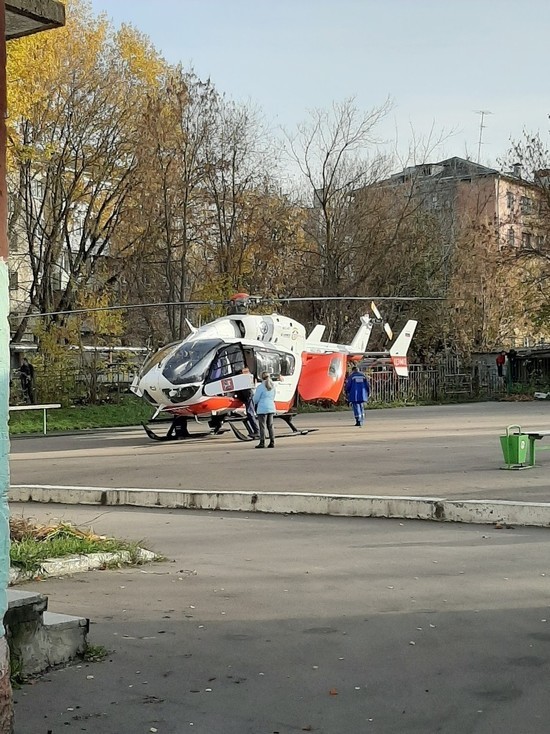 Медицинский вертолет приземлился у школы №7 Калуги