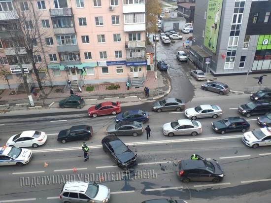 В Твери водитель немецкого «паркетника» спровоцировал аварию с пострадавшим