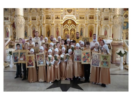В Серпухове учащиеся воскресной школы поздравили прихожан с праздником