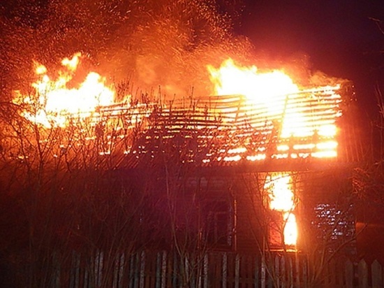 Посидел у огонька: в Холмогорском районе сгорел дом вместе с хозяином