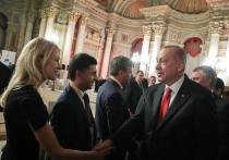 По словам пресс-секретаря украинского МИДа Екатерины Зеленко, президент Турции Реджеп Эрдоган случайно пожал руки крымским депутатам в Стамбуле, поскольку списки гостей не согласовывались по линии турецких дипломатов