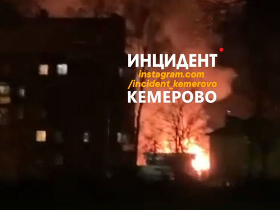 Два гаража горели в центре Кемерова