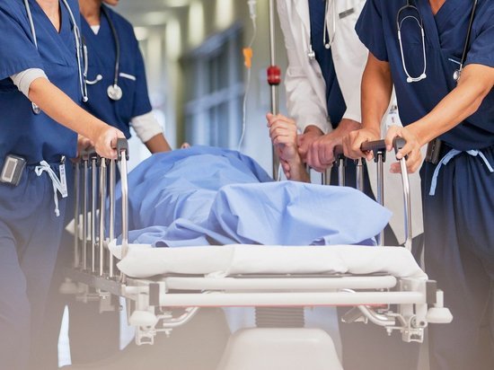 Медики агинской больницы уронили пациента без сознания с каталки