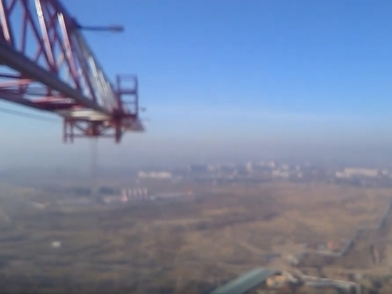 Читинец с подъемного крана снял видео смога над городом