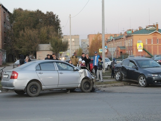 В Хакасии дети чудом не пострадали при столкновении двух автомобилей