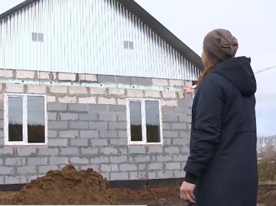Семье с восемью детьми, чей дом сгорел, по просьбе Куйвашева построили новое жилье