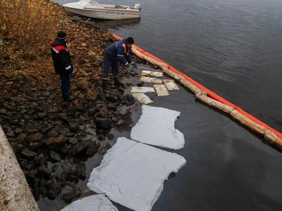 Специалисты ликвидируют нефтяное загрязнение Волги в Нижнем Новгороде