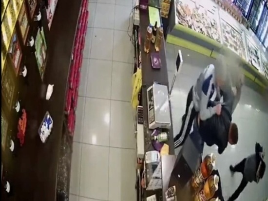 «Все-все, мы уходим, извините»: в Ачинске мужчины с битой избили покупателей в магазине