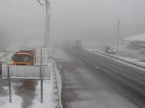 В Челябинской области на трассе М-5 пошел снег