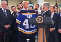 Обладатели Кубка Стэнли посетили Белый дом. Дональд Трамп принял у себя хоккеистов «Сент-Луиса» и вел себя достаточно неловко, странно шутил и говорил о своем импичменте. Американцы заподозрили в поведении президента влияние русских хоккеистов. 