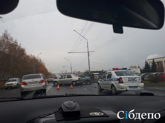 Полет «Ниссана» заблокировал движение в центре Кемерова